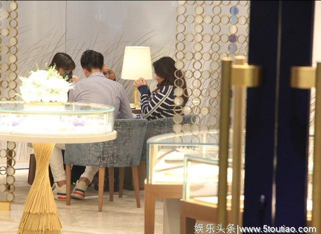 赌王千金何超盈挺孕肚逛街，买珠宝准备婚事，学霸未婚夫呵护备至