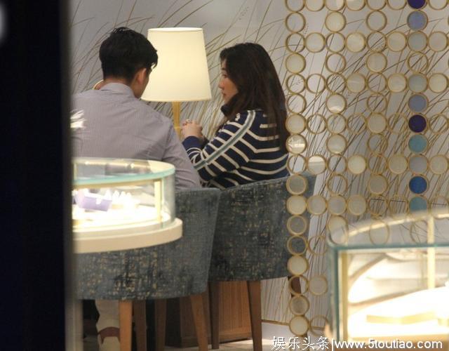 赌王千金何超盈挺孕肚逛街，买珠宝准备婚事，学霸未婚夫呵护备至