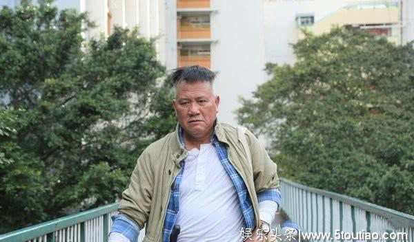 万梓良头发全白像70岁老人，为了妻儿带病来内地拼命拍戏