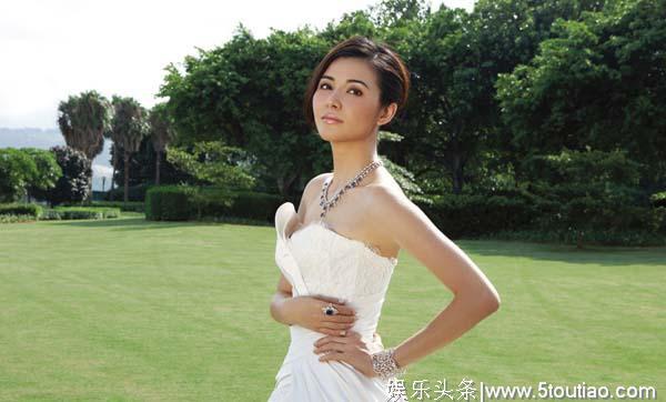 她是香港娱乐圈的遗珠,曾被闺蜜挖墙脚,嫁给天王后被宠爱13年