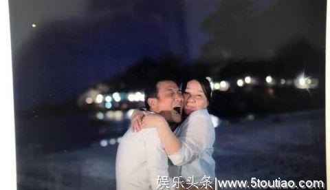 61岁梁家辉携妻女以及未来女婿海边度假，六人的温馨全家福！