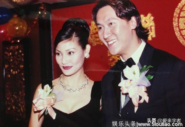 二十五岁结婚，成香港娱乐圈零绯闻男星，如今儿子已成年即将出道