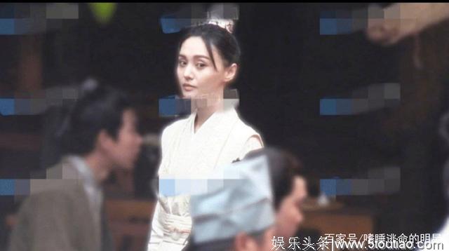 郑爽“倩女幽魂”路透照，网友：内地娱乐圈新颠婆！果然演个鬼！