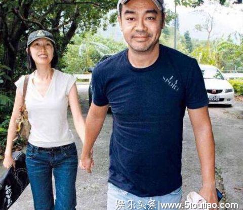 52岁郭蔼明与老公刘青云一起遛狗散步，结婚21年恩爱如初有点甜