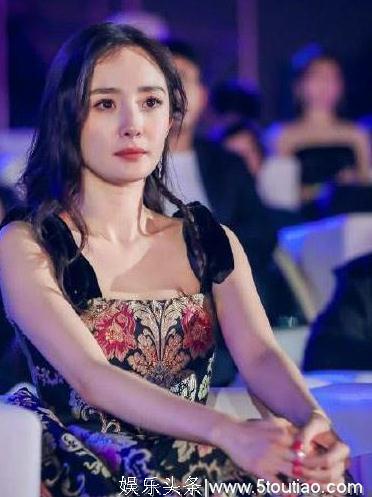 杨幂厉害了!在《新闻联播》中首次露面,虽然只有3秒却非常抢眼