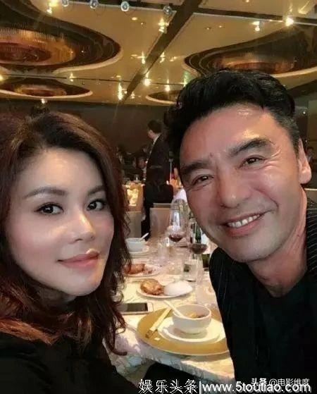 66岁钟镇涛婚姻坎坷,前妻败光2亿家产,如今娶小19岁娇妻很幸福
