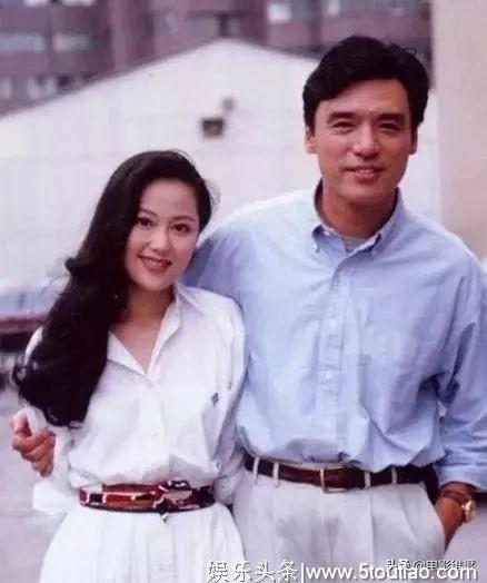 66岁钟镇涛婚姻坎坷,前妻败光2亿家产,如今娶小19岁娇妻很幸福