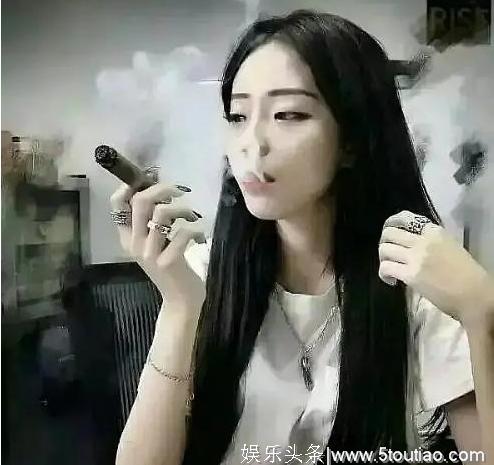 青你2选手旧照曝出，人体穿刺满背纹身，网友直呼不敢惹