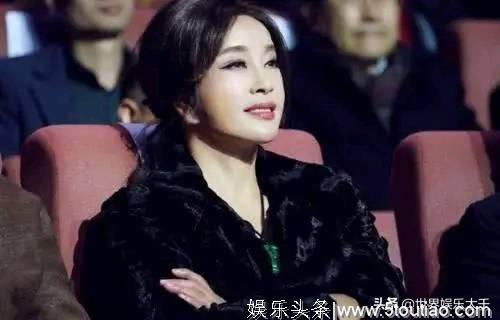 刘晓庆晒聚会视频，即兴表演江苏话谈恋爱，再次遭网友吐槽