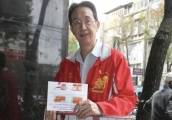 66岁TVB艺人关聪街边卖自制干贝酱自给自足，自诩港台巨星揽生意