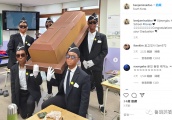 韩国学生涂黑脸扮抬棺，到韩国发展的黑人娱乐明星怒斥：冒犯了！
