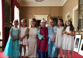 小七生日扮仙蒂公主 在宫殿与真正的公主会面