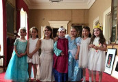 小七6岁生日趴开到白金汉宫 英国公主陪她玩
