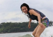 挑战冲浪滑板，单身带娃的张柏芝还能是好妈妈吗？