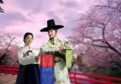 宋慧乔和宋仲基的婚纱照, 好唯美, 穿上中国婚服很接地气!