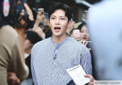 16日, 演员池昌旭在弘大表态, 为录制《演艺家中介》游击约会而出动