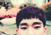 金秀贤晒《制作人》造型自拍, 粗眉太呆萌, 网友: 像蜡笔小新!