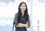 允儿碎花长裙现身机场 出道十年美颜不变