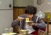 韩剧发明的奇葩吃面方法! 他们都用锅盖吃泡面, 难道是为了省洗碗?