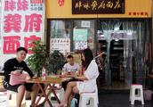 王思聪绯闻前女友龙泽天一袭白裙 现身重庆面馆