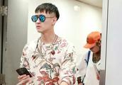 曹云金再次携手“林华华”现身，两人潮装疑似海边度假归来