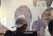 贝克汉姆家的小七近照, 在餐厅手里端“草”一脸不情愿
