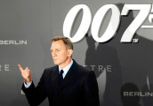 割腕誓言作废: 丹尼尔•克雷格将回归《007》(双语)