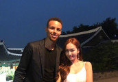 Jessica晒与偶像库里合影 两人还曾交换签名球衣