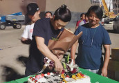 朱嘉琦剧组庆生 手捧鲜花获众人祝福