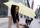 李小璐获女儿撑伞心情大好  却遭网友酸：又双叒叕在摆拍