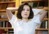 二十三岁成为好莱坞演员，是奥斯卡终身评委，凭一剧再次大红大紫