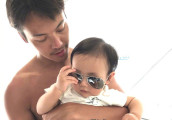 摆脱“人贩子”称号 陈伟霆赤裸上身又来“卖”孩子了