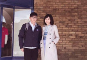 吴奇隆英国上学被偶遇, 背书包戴黑框眼镜学生气十足