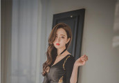 黑裙黑丝黑高跟, 白皙美肤贵妇人