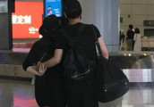 陈妍希陈晓一身黑现身, 一路似连体婴分不开, 手上还有小动作辣眼