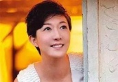 曾是亚姐冠军的她，为成龙未婚生女，童年不幸、至今孤苦无依