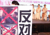 六大“失控”发布会现场 娄艺潇上演床头戏 最后一个笑死了!