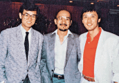 他23岁就当导演, 年轻时捧红许多人, 一头白发复出依旧被粉丝追捧