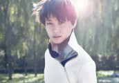 李宇春现身机场扎辫子变姑娘, 不过穿裙子的照片却很尴尬