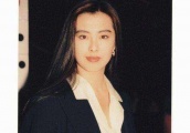 林青霞皱眉都能秒一票人，张曼玉天生潇洒，可只剩她还坚持拍戏