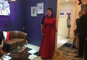 冉莹颖红衣现身遇李维嘉杨乐乐送熊抱