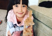 夏克立的小公主夏天迷倒一票粉丝，如今7岁的她搞怪模样笑翻网友