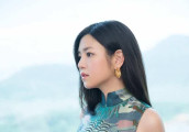 陈妍希现身《我们来了》发布会, 墨绿色华裙显中国风