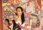 她是《爱情公寓》中的女汉子, 生活中的小女人, 百变歌喉, 瘦后更是美艳娱乐圈!