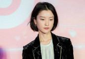 陈伟霆陈晓新戏开机发布会上, 高冷女神杜鹃一身黑色帅气西装亮相, 精致的妆容文艺气息铺面而来