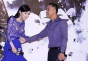 景甜拒绝甄子丹“咸猪手”搂腰, 却跟他很亲热!