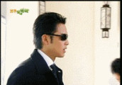 霸道时尚总裁明道, 事业高峰期时用卖小鱼干的衣服搭配穷小子角色