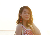 胡杏儿晒美照孕肚明显 穿吊带长裙"胸前一抹红"