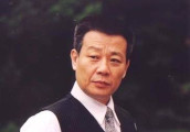 他曾和周迅演夫妻, 刚出道就演男一号, 家中一夫二妻, 四个子女