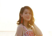 胡杏儿晒美照孕肚明显 穿吊带长裙“胸前一抹红”